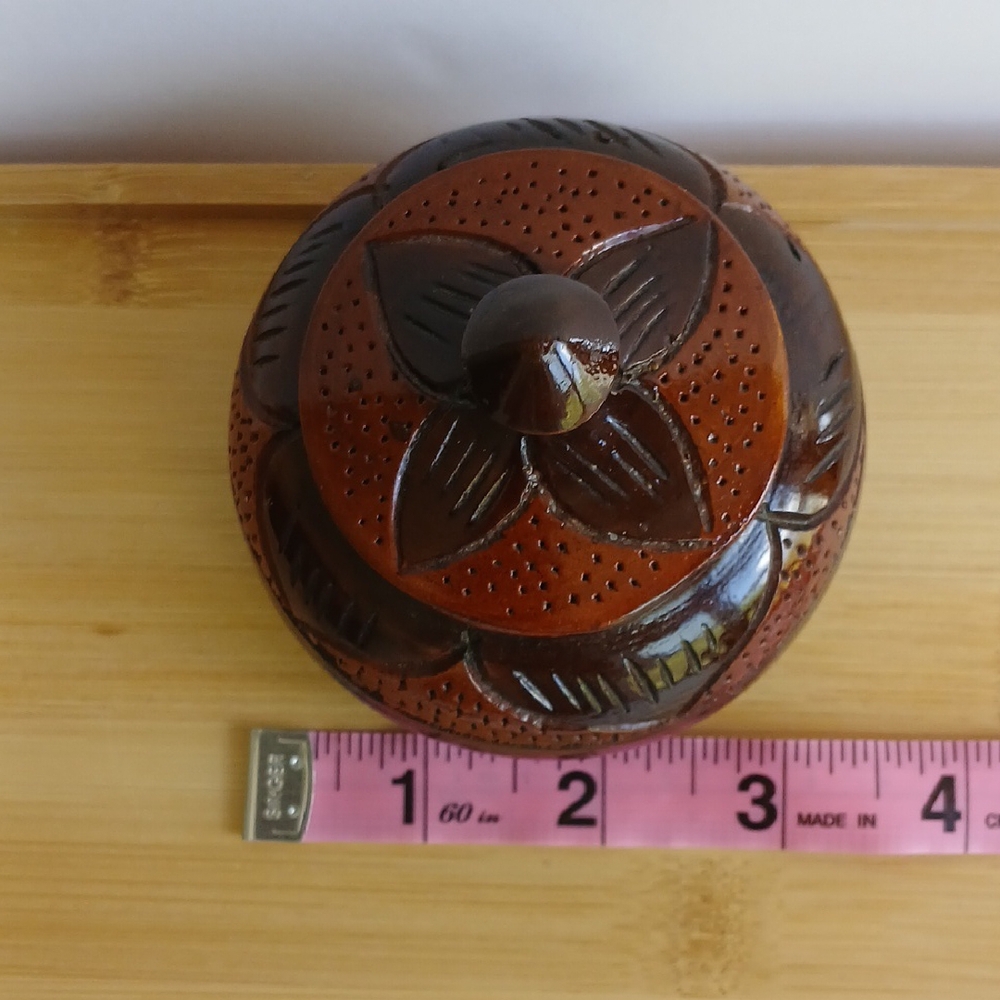 Small carved wood trinket bowl with lid - Picture 10 of 10